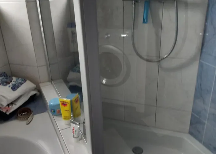 Bed and breakfast Eenpersoonskamer Met Gezamenlijke Badkamer *